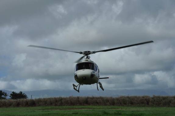 Helicóptero chega para nosso sobrevoo de Kauai, no Havaí